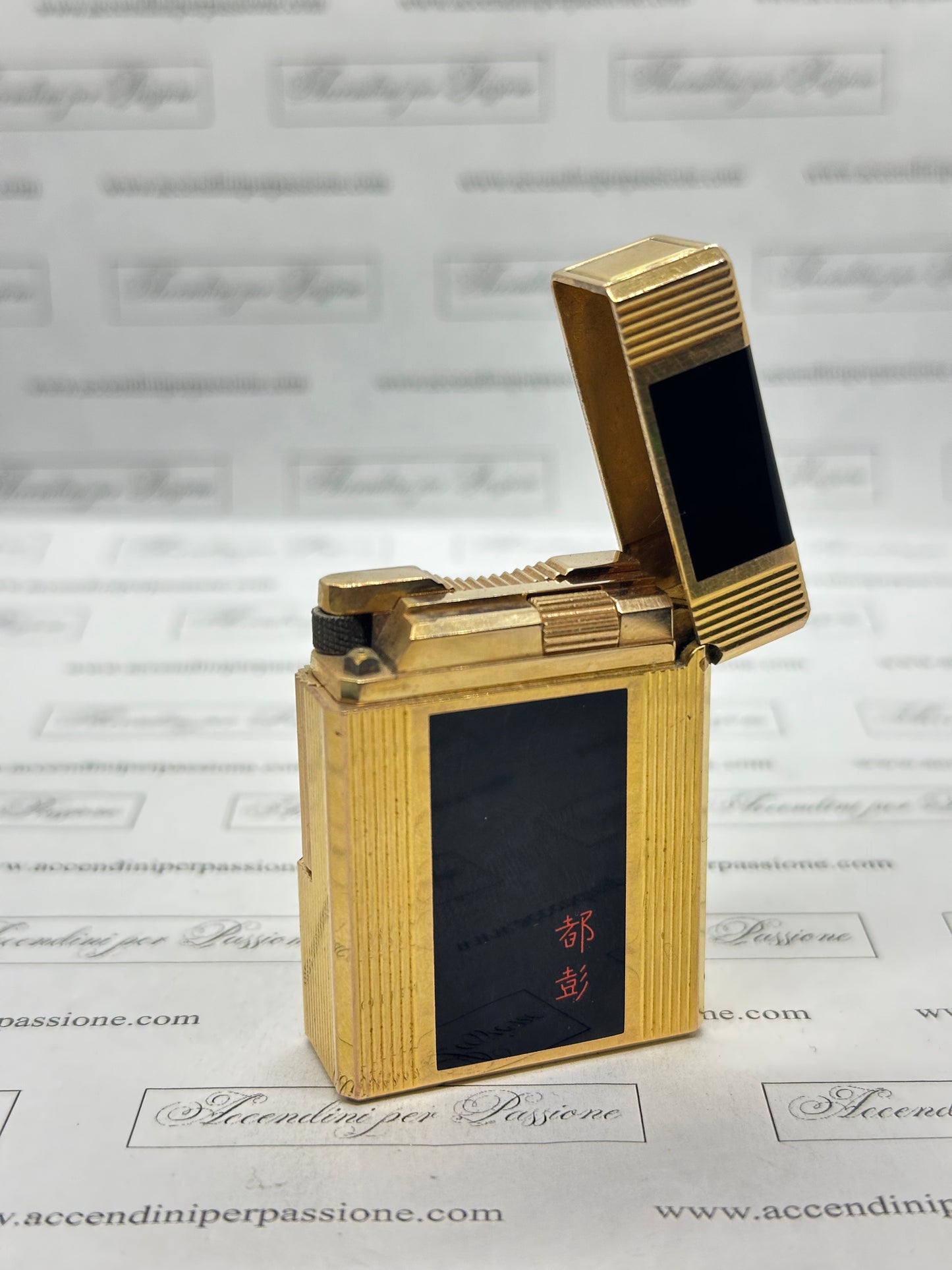 S.T. Dupont Linea 1 small – Placcato Oro & Lacca di Cina Nera "Chinese Ideograms"