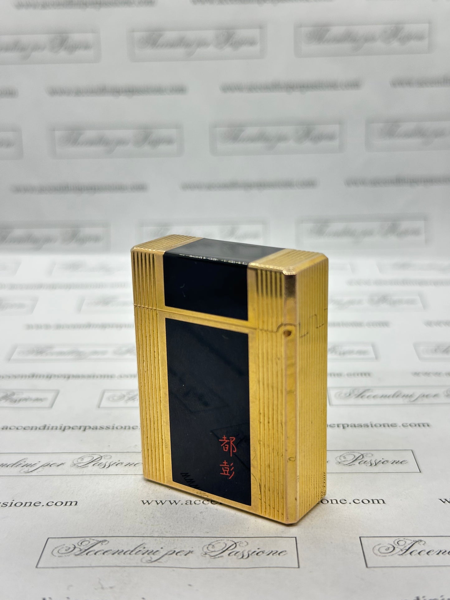 S.T. Dupont Linea 1 small – Placcato Oro & Lacca di Cina Nera "Chinese Ideograms"