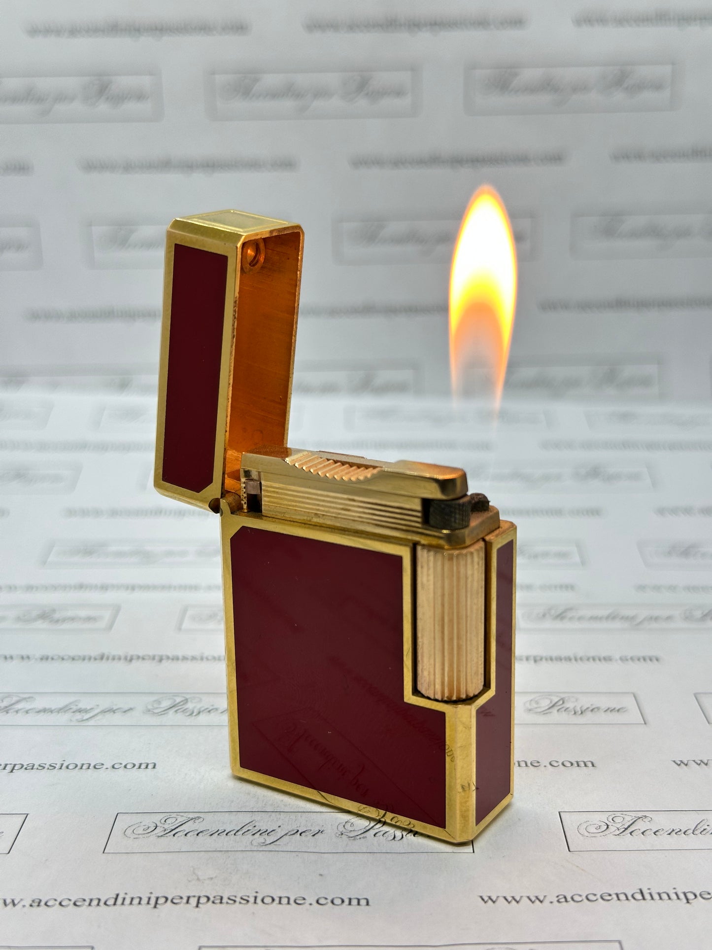 S.T. Dupont Linea 1 small – Placcato Oro & Lacca di Cina Rossa