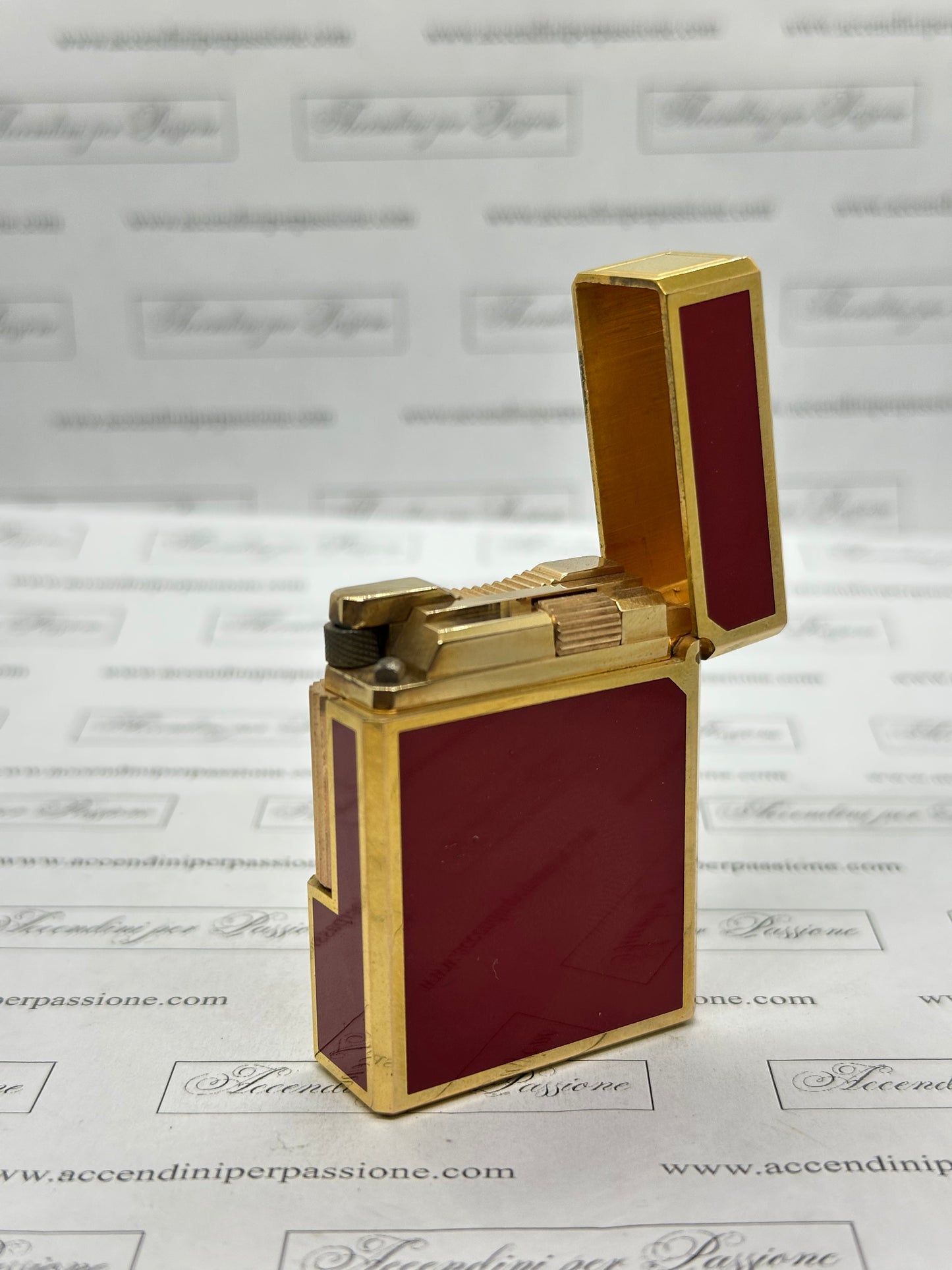S.T. Dupont Linea 1 small – Placcato Oro & Lacca di Cina Rossa