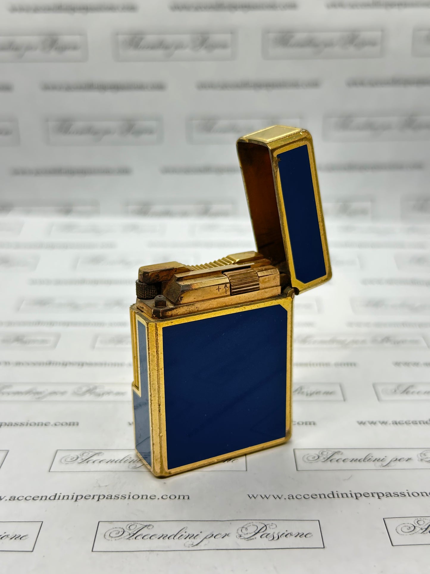 S.T. Dupont Linea 1 small – Placcato Oro & Lacca di Cina Blu "Chinese Ideograms"