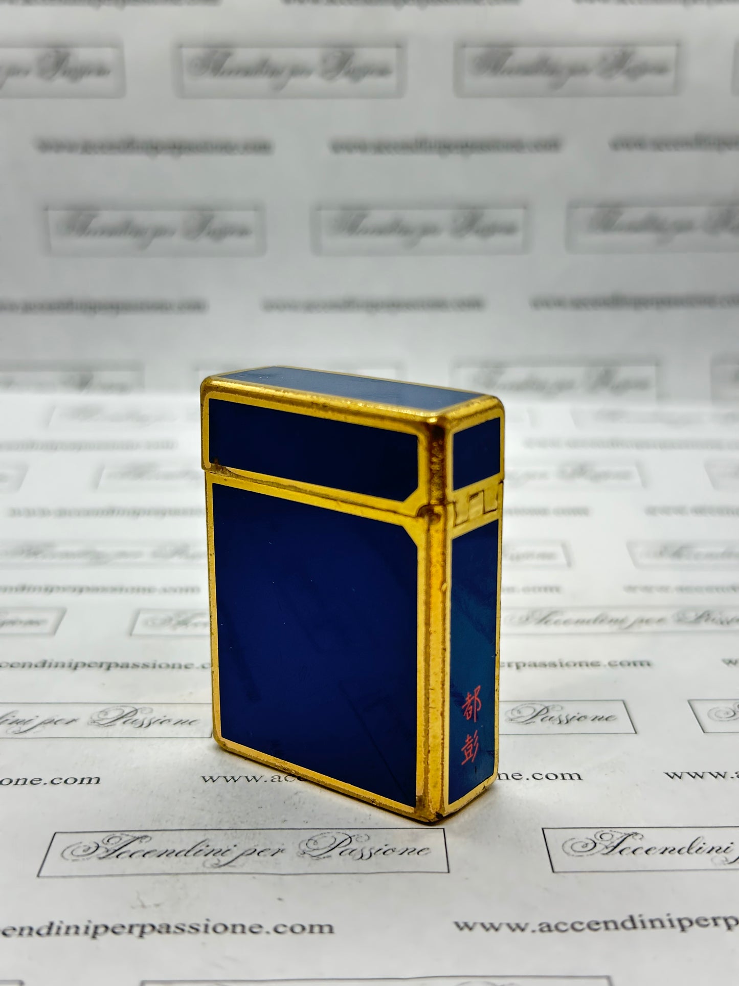 S.T. Dupont Linea 1 small – Placcato Oro & Lacca di Cina Blu "Chinese Ideograms"